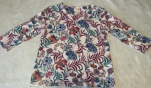 Chico's Sz 1 Reg M/8 Pink floral 3/4 Sleeve V-neck Tee - Picture 1 of 7