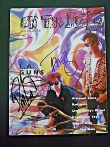 Phil Lewis & Tracii L.A. Pistole Firmate Rivista Autografata BAS Garantita #2 - Foto 1 di 1
