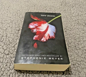 The Twilight Saga Ser.: New Moon by Stephenie Meyer (2008, Trade Paperback) - Picture 1 of 4