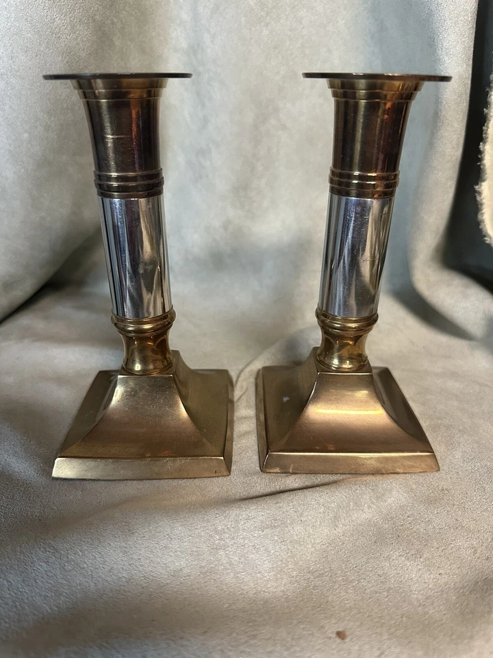 Juego de 2 candelabros cónicos vintage de latón y estaño Foto 1 de 4