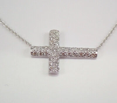 Colgante religioso CRUZ de diamantes redondos de 2 quilates con placa de oro blanco de 14 quilates Foto 1 de 4