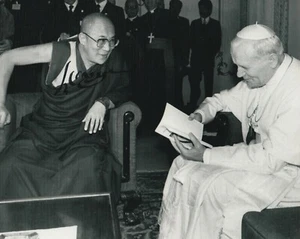DALLAI LAMA FIRMATO CLASSICO B&W CON PAPA GIOVANNI PAOLO 8X10 CON COA - Foto 1 di 1