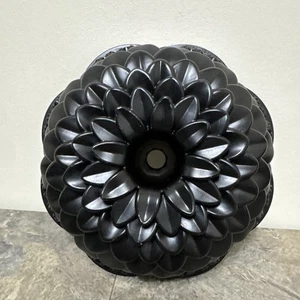 NORDIC WARE USA CHRYSANTHEMUM BUNDT CAKE PAN Non-Stick Heavy Cast 10 Cup EUC - Picture 1 of 6