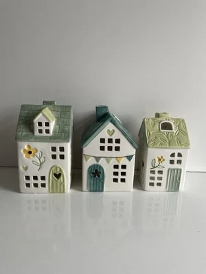 NEW SET 3 CERAMIC HOUSE SHAPED DAISY FLORAL HEART TEA LIGHT CANDLE HOLDERS. - Image 1 of 4