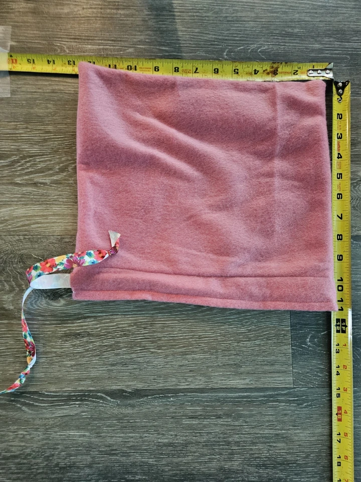 Bolsa de regalo de vellón rosa con cinta floral. 13 pulgadas X 11 pulgadas Hecho a mano. Reutilizable Foto 1 de 1