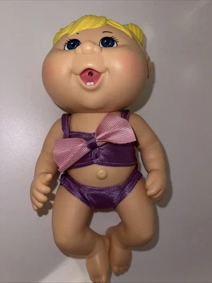 Muñeca recién nacida Cabbage Patch Kids Butterfly Bath Time de 9" muñeca de pelo amarillo solamente Foto 1 de 4