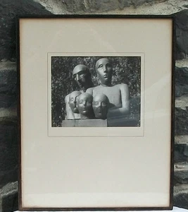 Estampe photomécanique encadrée milieu du siècle noir et blanc, sculptures de têtes - Photo 1 sur 5