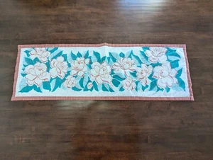PRIM 38.5"x12.5" Lined & Quilted TABLE RUNNER hm w/VTG Tablecloth w/"MAGNOLIAS" - Picture 1 of 9