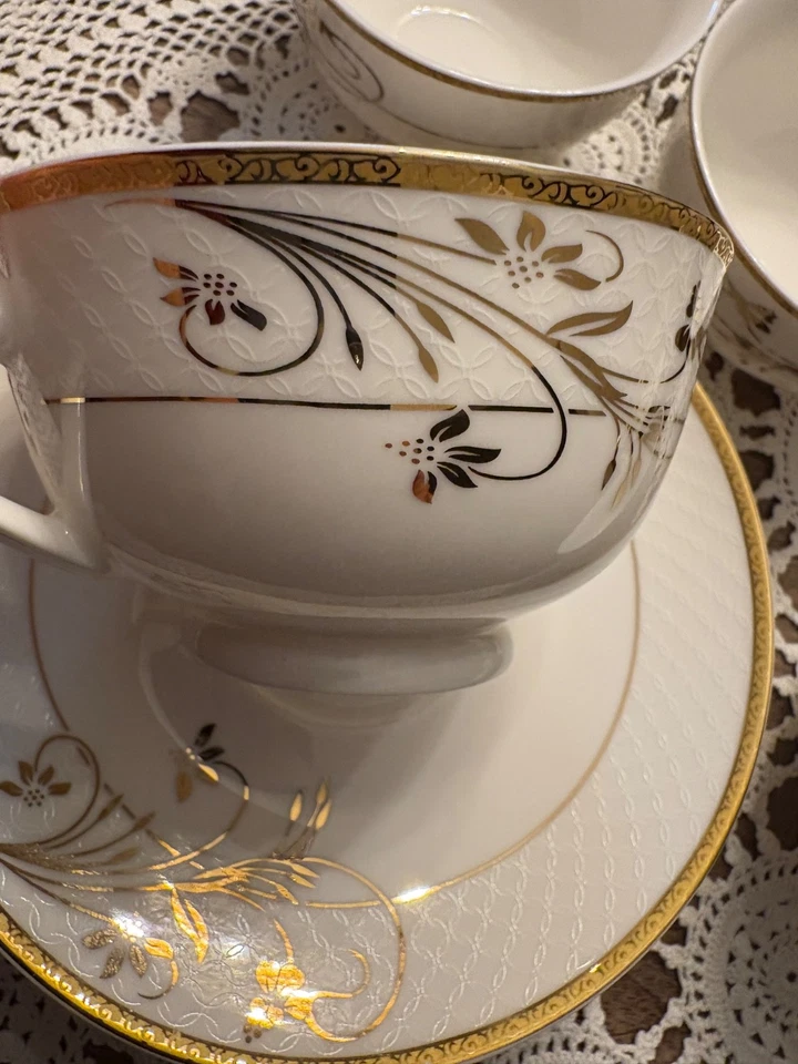 La Luna Bone China 8 Piezas Oro 24K Diseño Floral Café Té, Servicio para 4 Foto 1 de 4