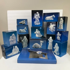 Vtg AVON Nativity Collectibles Lot of 15 White Porcelain Figurines Stable in Box - Bild 1 von 18