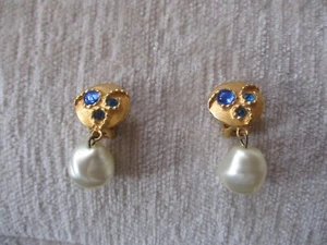 DAVID DUBIN COSTUME EARRRINGS DESIGNER CLIP ON FAUX PEARL & BLUE STONES - Picture 1 of 11