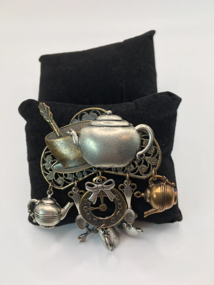 Sweet Romance Mad Hatter茶会胸针 — 第 1/2 张图片