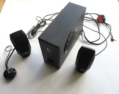 Logitech S-220 PC Laptop 2.1 Subwoofer + 2 x Speakers - Image 1 of 4