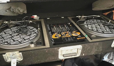 Technics 1200 MK2 Quartz Direct Turntable System SL-1200MK2 PAIR - Image 1 of 4