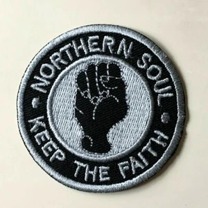 NORTHERN SOUL -KEEP THE FAITH FIST - Sew on Iron on Embroidered- Patch - Foto 1 di 1