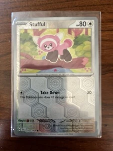 Stufful 052/064 Sv: Carta Pokémon Holograma Inverso Fábula Envuelta - Imagen 1 de 2