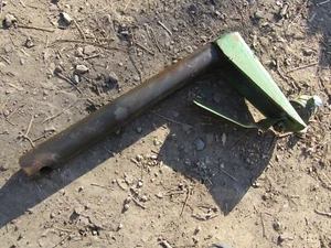 JOHN DEERE 2800 PLOW VARI-WIDTH 6 BOTTOM TAIL WHEEL AXLE ARM AA24964 - Picture 1 of 4