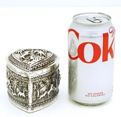 Caja de curiosidades coloniales estilo Swami plata maciza forma corazón Raj India con figuras Foto 1 de 4