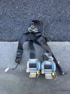 Cinturones de seguridad delanteros Nissan Frontier 2013-2021 color negro Foto 1 de 2