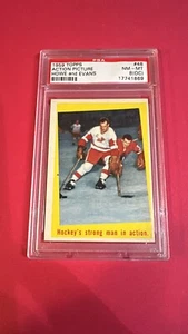 1959 Topps Action Picture Howe And Evans PSA 8 (OC)  Hockeys Strong Man - Imagen 1 de 8