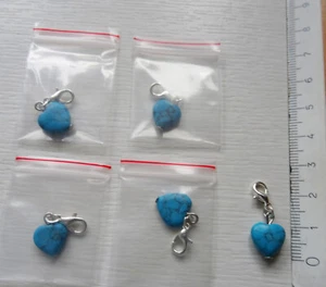 Anhänger Charm - 5 Türkis-Herzen mit Karabinerhaken - Durchmesser 1 cm - Bild 1 von 2