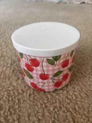 Mainstays "Warm Summer Day" 3-Wick Scented Candle "Black Cherry Soda" W/Lid - Изображение 1 из 4