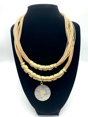 Collar Chapado en Oro con Medallón Redondo de Fibra Buriti Oro Relleno de Sal Gruesa Foto 1 de 4