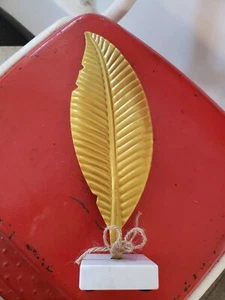 Estatua de pluma dorada se sostiene verticalmente con arco de cuerda extraíble - Imagen 1 de 6