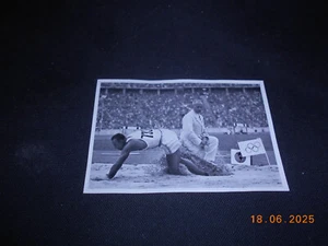 R! original 1936 Jesse Owens Weltrekord 8,06 M Olympiade Berlin Sammelbild Card - Picture 1 of 2