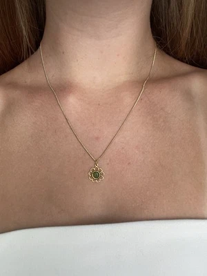 Collar Colgante Flor Oro con Piedra Verde - Delicada Joyería Floral Boho Foto 1 de 3