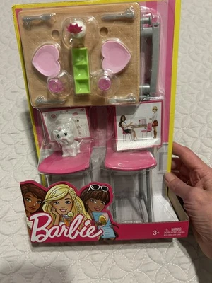 Barbie Fecha Noche y Accesorios Mesa de Comedor Platos para Perros Sillas Juego DVX45 NUEVO Foto 1 de 3