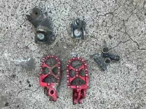 2004 04 Honda Crf250r Crf 250r 250 CNC Foot Pegs Bracket Hardware Bolts Springs - Picture 1 of 2