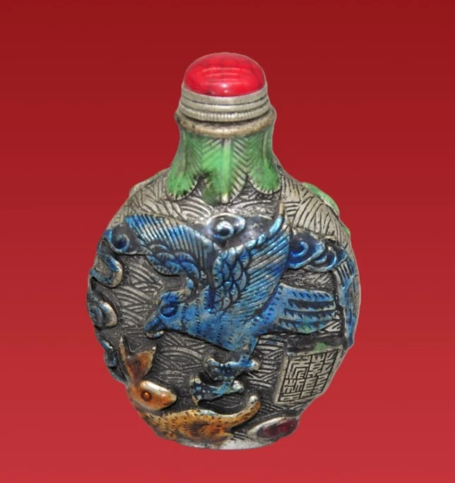 Antigua botella de tabaco esmaltada china en tono plateado con motivos de conejo pájaro tapa roja Foto 1 de 4