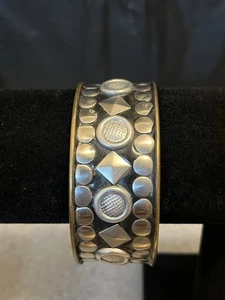 Messing Armreif Armband mit Metall Nieten Detail - Bild 1 von 5