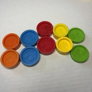 10 Vintage Münzen Token für Fisher-Price Registrierkasse rot blau gelb grün orange - Bild 1 von 3