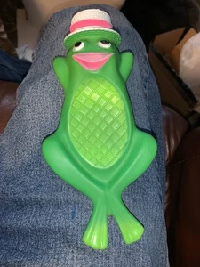 Jabonera chirriante AVON Freddy the Frog de los años 60 juguete de baño flotante de goma de colección - Imagen 1 de 5