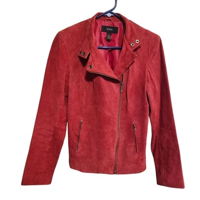 Chaqueta de motociclista Alfani pequeña de cuero gamuza roja con cremallera asimétrica para mujer Foto 1 de 4