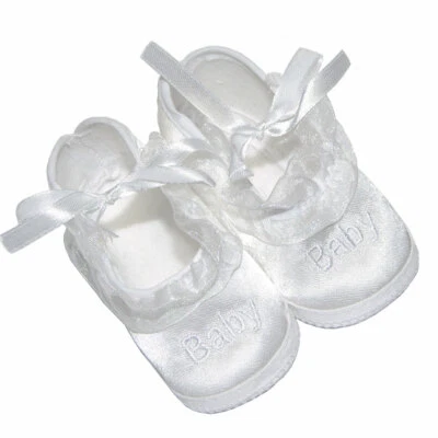 Zapatos de cuna blancos de encaje satinado para bebés niñas con cinta botas de bautizo de bautizo Foto 1 de 4