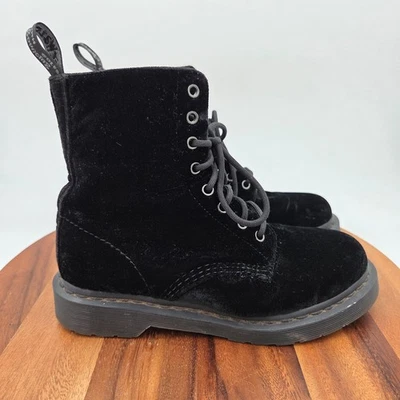 Botas para mujer Dr. Martens negras de terciopelo con almohadilla de aire Air Wair talla 7 Foto 1 de 4