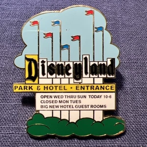 Disneyland Entrance Cast Exclusive LE 3000 Pin 36383 - Picture 1 of 3