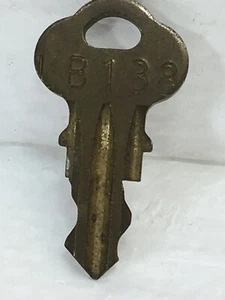 ORIGINAL LANCE 8-10 COLUMN VENDING MACHINE DOOR KEY #138 - CHICAGO LOCK CO. - Picture 1 of 4