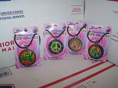 LOTE DE 4 COLARES DIFERENTES DE PAZ E AMOR DA PRÓXIMA GERAÇÃO NOVO NO CARTÃO - Imagem 1 de 4