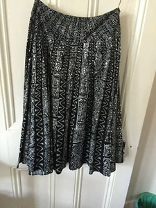 Ladies Warehouse Black and White patterned skirt with sequins.Size 6.Euro 34. - Picture 1 of 4