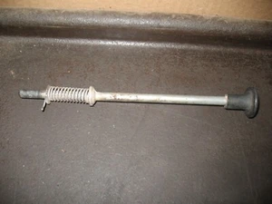 1973 RV125 SEAT LATCH LOCK STRIKER ROD SUZUKI RV 125 TRACKER 1973-1977 - Foto 1 di 2