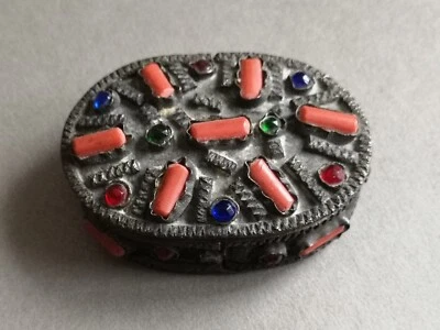 Antigua caja tibetana plateada de bronce y coral, siglo XIX Foto 1 de 4