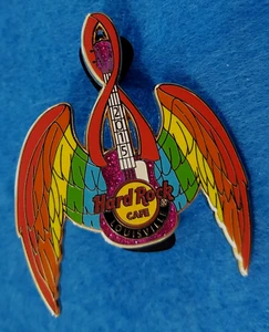 LOUISVILLE *STOLZ* RAINBOW LGBT ROTES BAND VOGELFLÜGEL GITARRE Hard Rock Cafe PIN - Bild 1 von 1