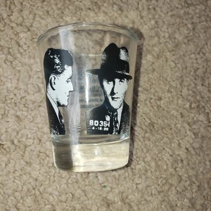 Bugsy Siegel Famous Gangster Rap foglio e bicchiere Mugshot 2 oz stoviglie da bar - Foto 1 di 3