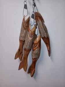 4 handgeschnitzte rustikale Holzfische auf einem Stringer perfekte Hütte Lodge Hängedeko - Bild 1 von 7