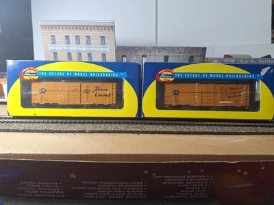 2 ATHEARN READY TO ROLL BOX CARS - Image 1 of 4