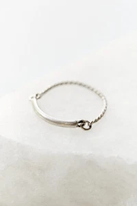 Anillo de cuerda delicado Urban Outfitter nuevo con etiquetas $29.00 talla 5.5 plateado - Imagen 1 de 2